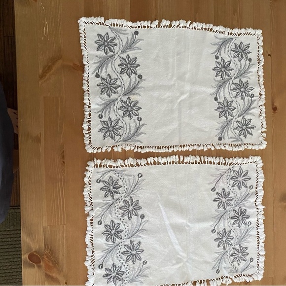 Vintage Embroidered White Gray Placemats Set of 5 Handmade Boho Chic Grannycore - Picture 4 of 10